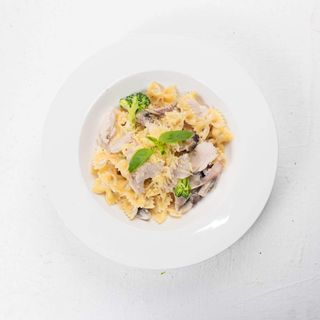 Фарфалле с курицей и грибами