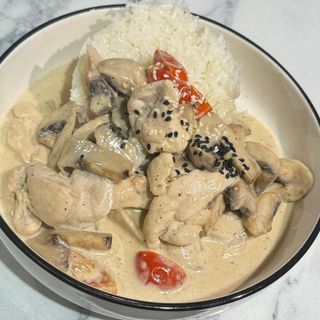 Курица с грибами (гарнир рис)