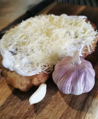 Langoș cu usturoi, smântână și caşcaval