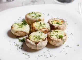 Ciuperci umplute cu brânză de burduf