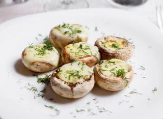 Ciuperci umplute cu brânză de burduf