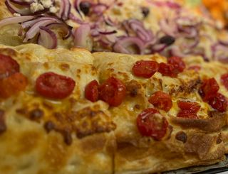Foccacia De Tomate, Queso, Tomate Cherry Y Pesto