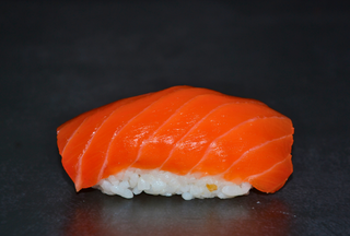 Нігірі з копченим лососем