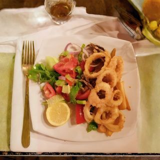 Calamaro fritto e insalata