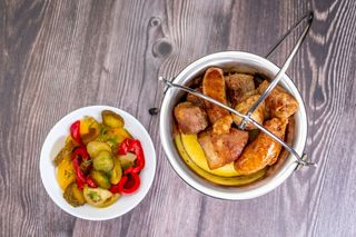 Ceaunul bunicii servit cu mamaliguta si muraturi