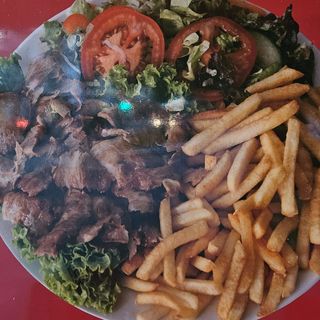 Plato Kebab De Pollo O Carne, Patatas Y Ensalada