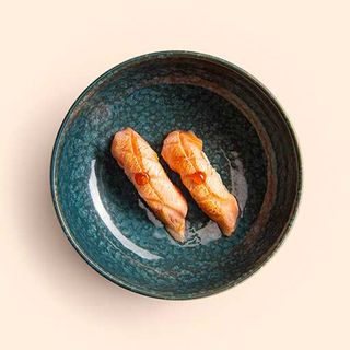 33. Nigiri salmón flameado (2 uds.)