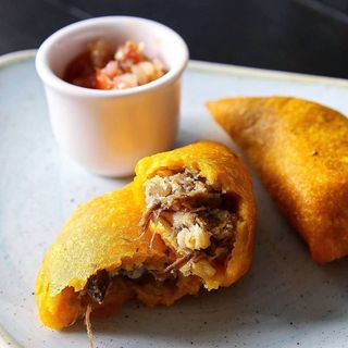 Empanada venezolana de pollo mechado