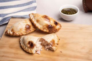 Empanada Argentina De Jamón Y Queso