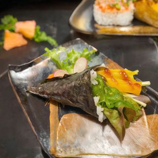 Temaki de wakame pepino nabo aguacate y lechuga