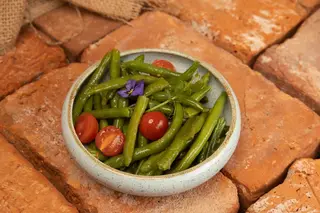 Fasole verde la tigaie cu usturoi si rosii cherry