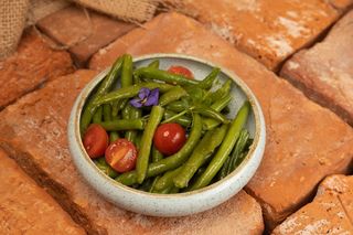 Fasole verde la tigaie cu usturoi si rosii cherry