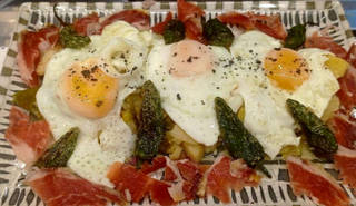 Patatas a lo pobre con huevos y virutas de jamón ibérico