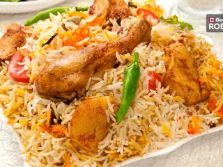 Piatto basmati con contorno di insalata