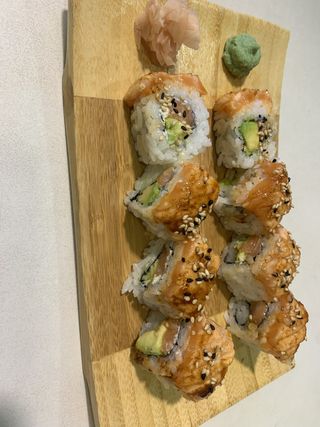Salmón flameado roll (8 pzs.)