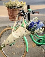 თეთრი ჩანთა ბევრი ყვავილით