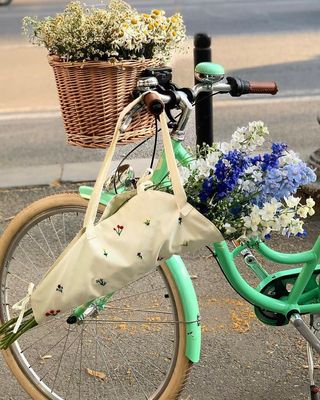 თეთრი ჩანთა ბევრი ყვავილით