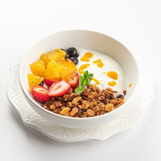 Греческий йогурт с гранолой 