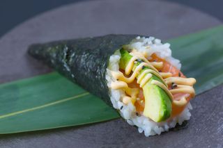 Salmon avocado spicy temaki