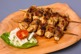 Frigărui din piept pui în slănină 300gr.