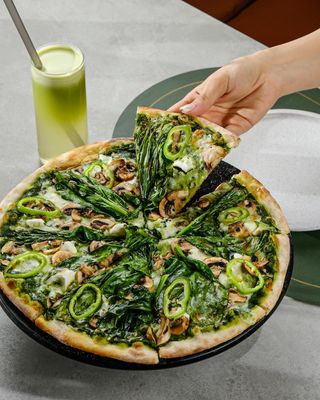 Spinach feta pizza