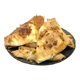 Домашна баница с масло и сирене