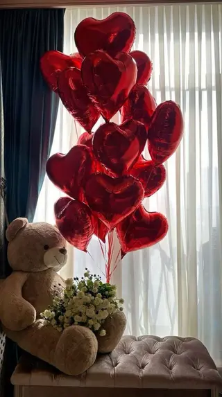 Grand Love Surprise – Luxury Romantic Set - Pachet romantic cu urs gigant, baloane inima si buchet flori