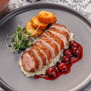 Утиная грудка с вишневым соусом / Piept de rață cu sos de vișine