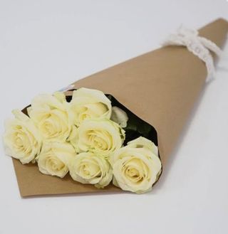 Букет з голландських білих троянд  7шт в упаковці