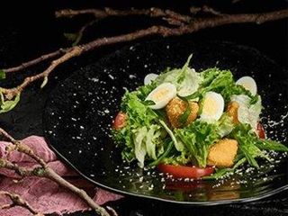 Салат з тонкацу куркою під сирним соусом (250г)