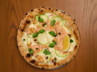 Піца з запеченим лососем for one