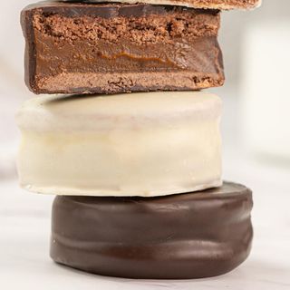 Alfajor de dulce de leche y chocolate blanco