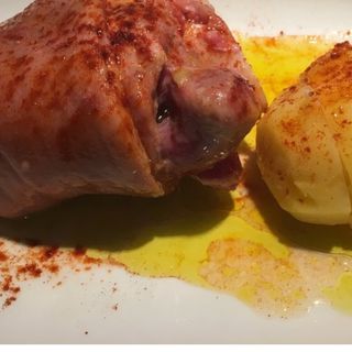 Menu (1)Ensalada mixta  (2)Codillo asado a la gallega