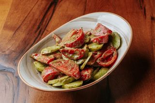 კიტრი-პომიდვრის სალათი ოხრახუშის სოუსით