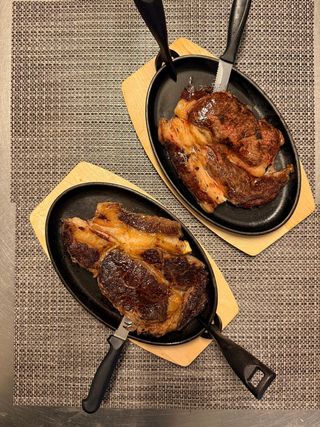 Bistecca di manzo danese con sale maldon e olio evo con contorno del giorno