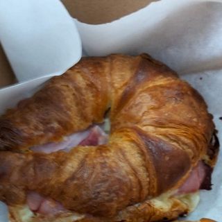 Croissant De Mantequilla Relleno De York Y Queso (1 Ud.)