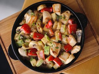 Пательня з куркою та ананасом (350g)