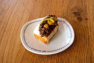 Brioche de rabo de toro, yema y piparra