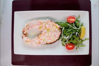 Семга в сливочно-икорном соусе на мангале