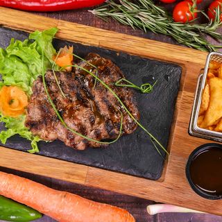 Свинска вратна пържола с картофи Уеджис