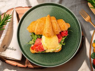 Croissant copt cu somon afumat și ou poșat cremos