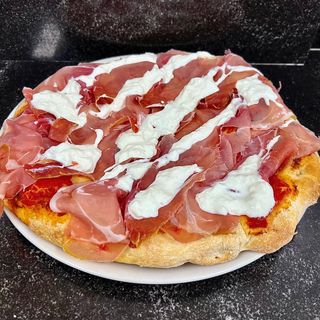 Pinsa Crudo e stracciatella