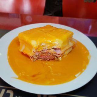 Francesinha à White Coffe com Batata