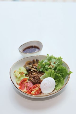 Боул с гречей, грибами и яйцом пашот 