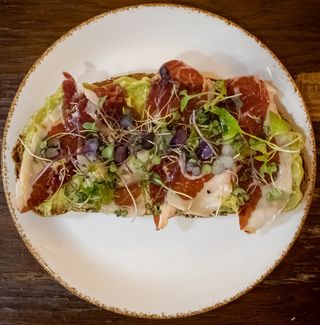 Tostada de jamón ibérico con aguacate
