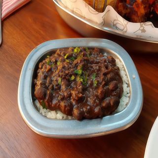arroz caribeño con frijoles refritos
