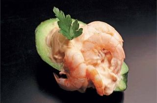 Avocado con Gamberi in Salsa Rosa