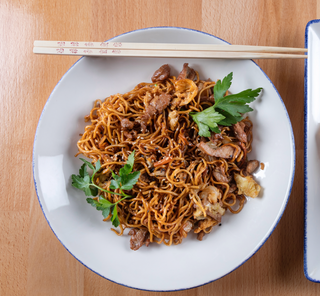 Tallarines fritos con ternera