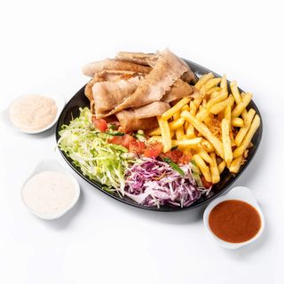 Kebab na talerzu z mięsem kraftowym