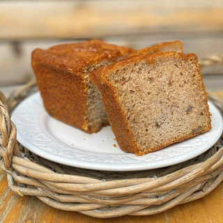 Fatia bolo de avó maçã e crumble